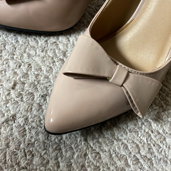 Charming Charlie size 10 4” tan heel with bow detail - Picture 2 of 7